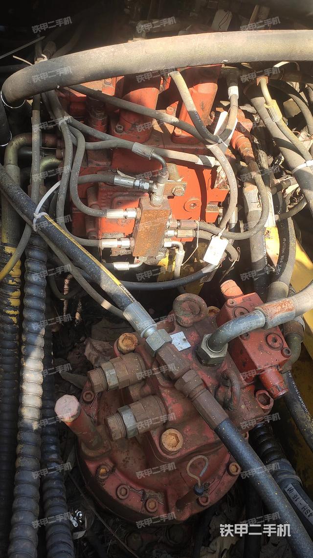 回转马达和主控阀（整机外观）