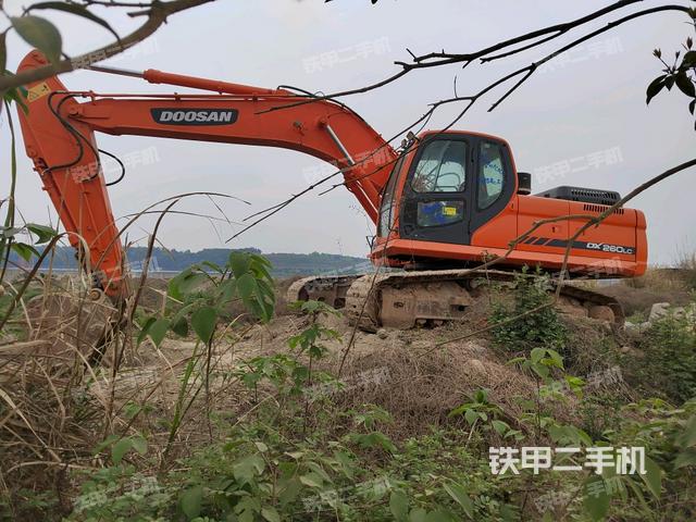 斗山DX260LC挖掘机