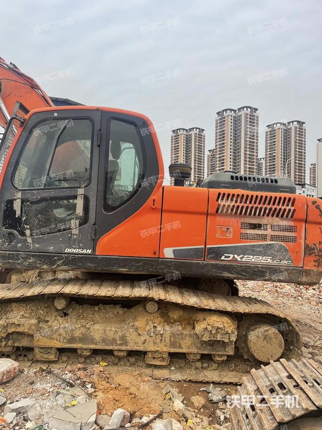 斗山DX225LC-9C挖掘机