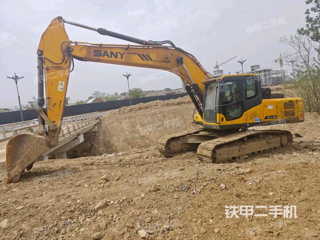 三一重工SY235C挖掘机