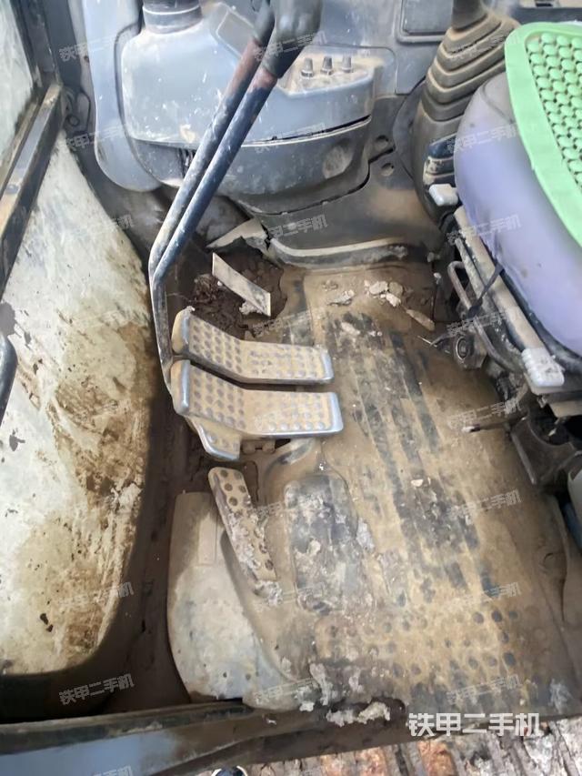 行走控制手柄和踏板 俯拍（驾驶室部分）