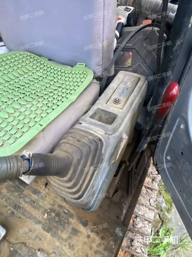 座椅左侧控制台/音响/含左手柄（驾驶室部分）