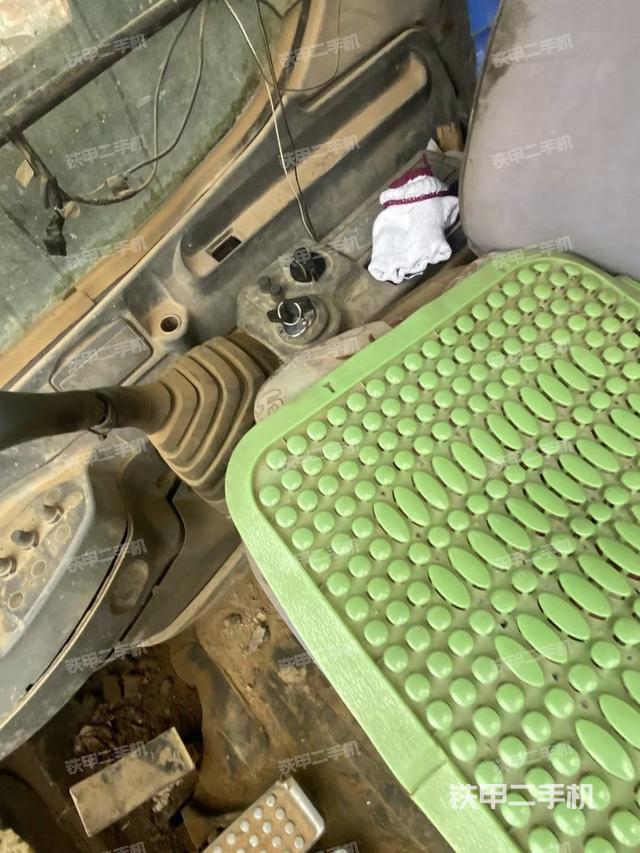 座椅右侧控制台/钥匙门/油门/含右手柄（驾驶室部分）