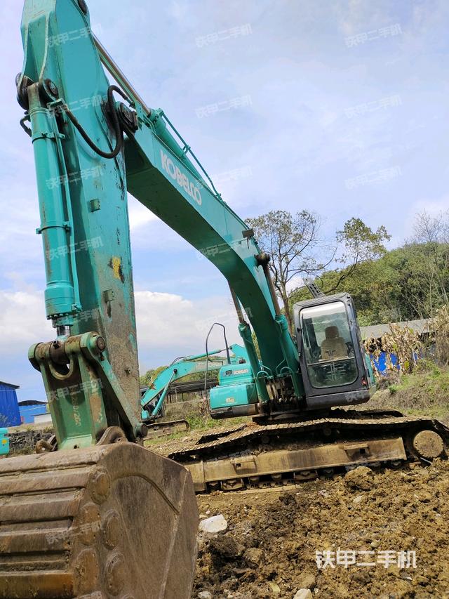 神钢SK260LC-8挖掘机