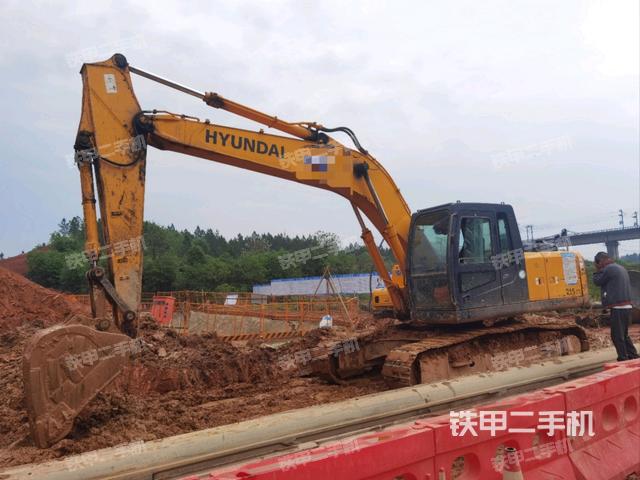现代R215-7C挖掘机