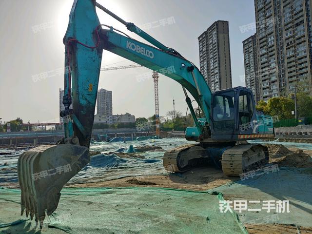 神钢SK200-8挖掘机
