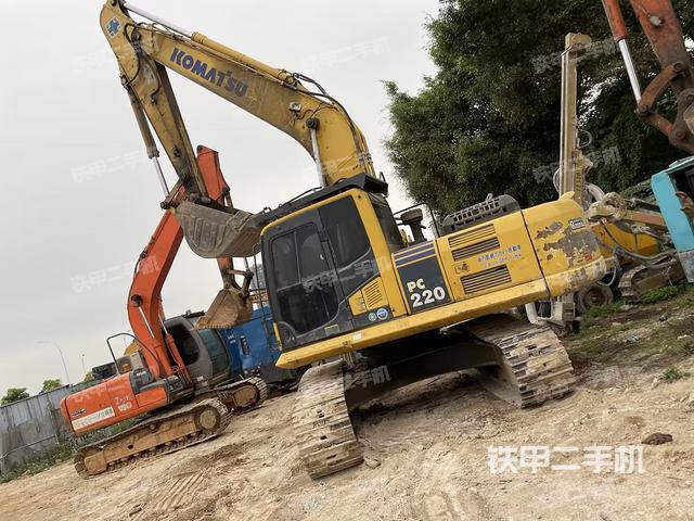 小松PC220-8挖掘机