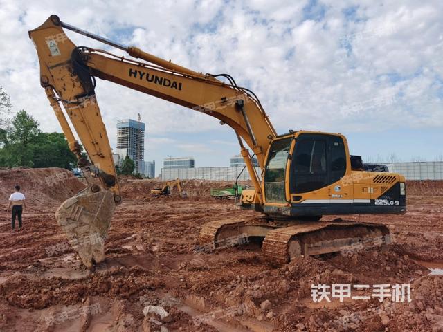 现代R215-9挖掘机