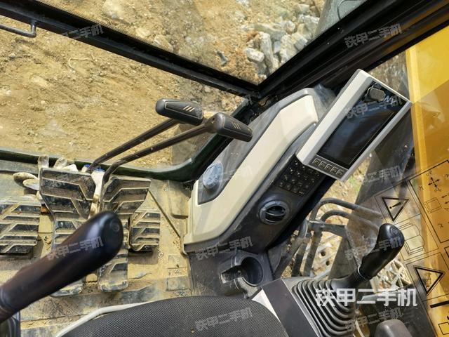 行走控制手柄和踏板 俯拍（驾驶室部分）