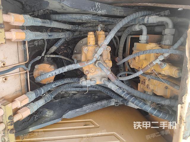 回转马达和主控阀（整机外观）