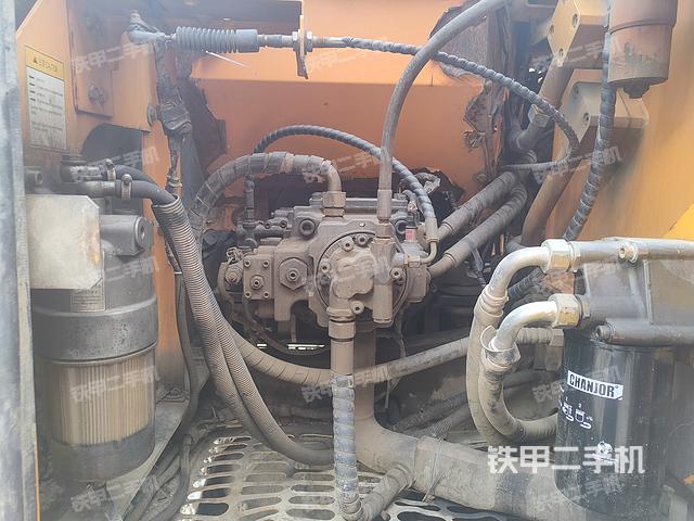 液压泵舱室正面整体（整机外观）