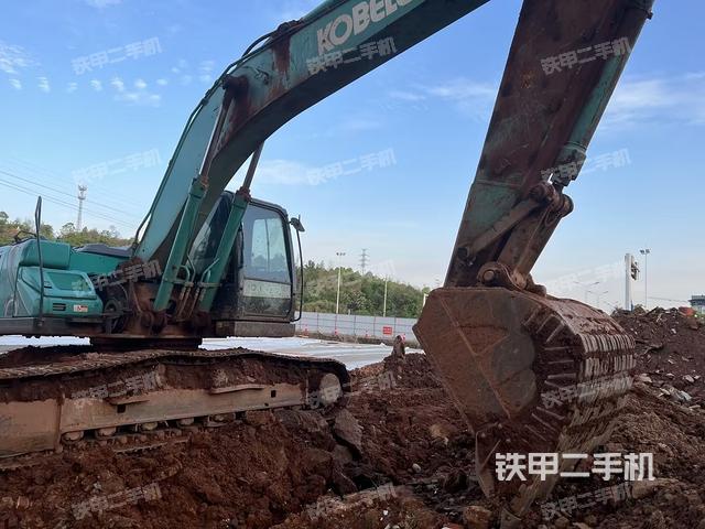 神钢SK210LC-10挖掘机