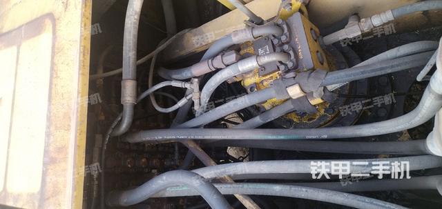 回转马达和主控阀（整机外观）