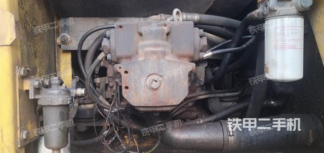 液压泵舱室正面整体（整机外观）