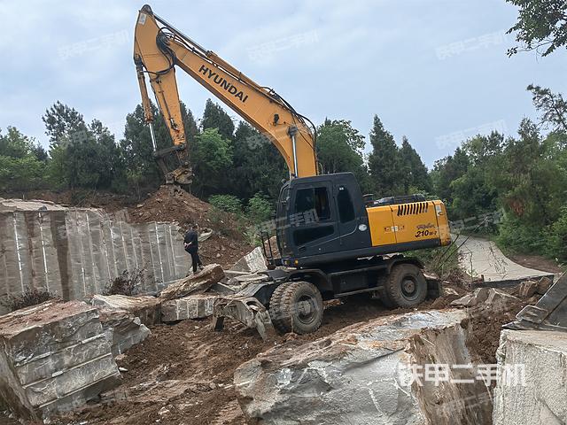 现代R210W-7挖掘机
