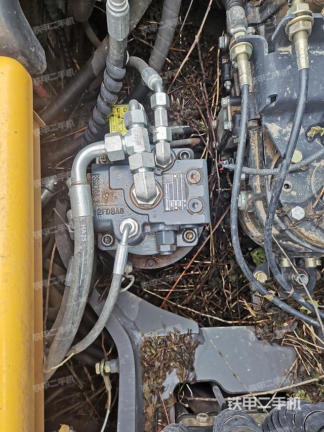 回转马达和主控阀（整机外观）