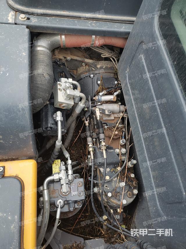 液压泵舱室正面整体（整机外观）