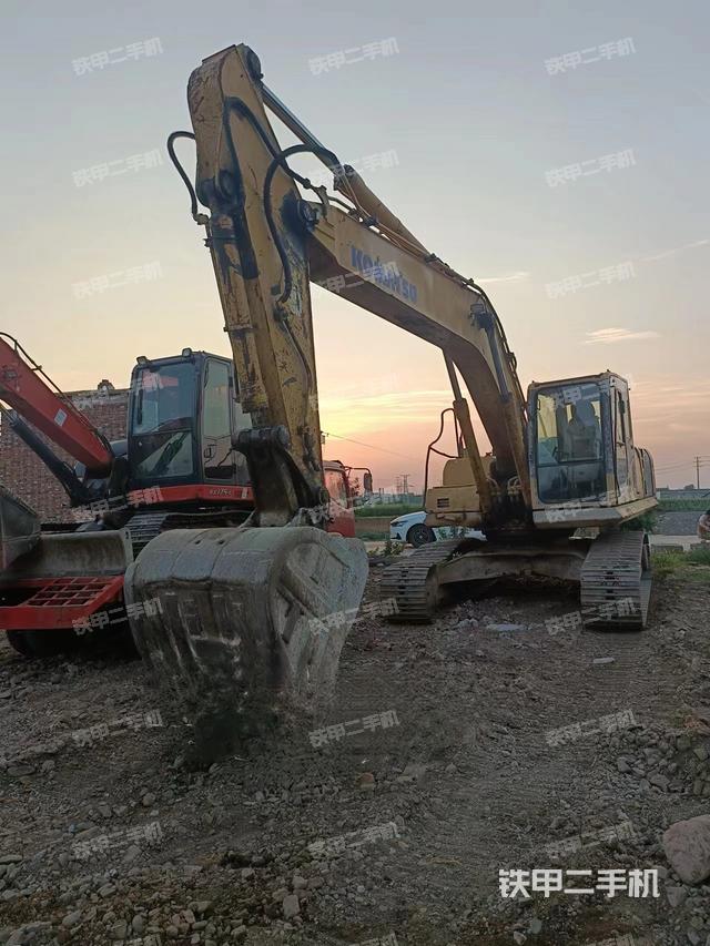 小松PC220-8挖掘机