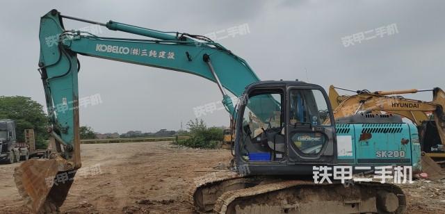 神钢SK200-8挖掘机