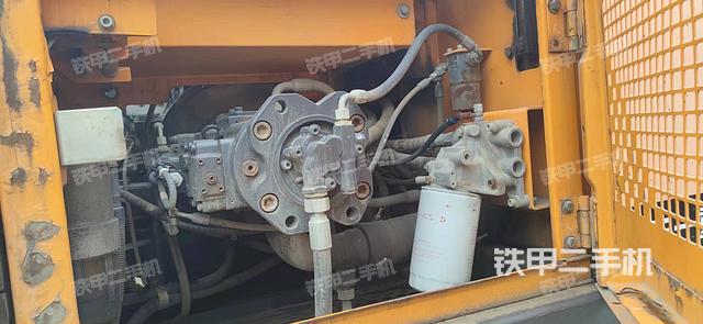 液压泵舱室正面整体（整机外观）