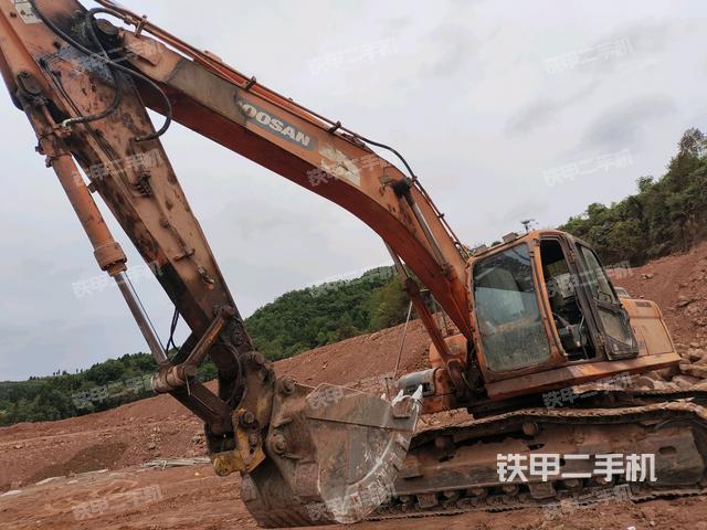 斗山DX260LC挖掘机