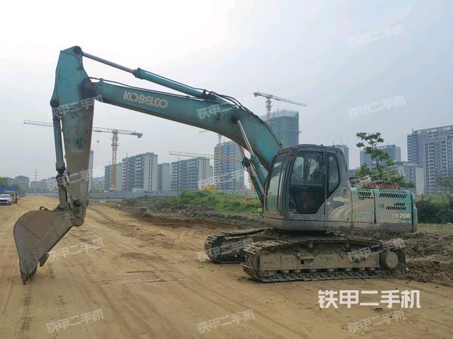 神钢SK200-8挖掘机