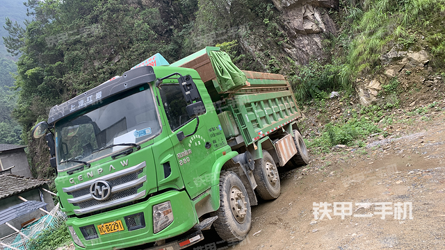 红岩6X2工程自卸车