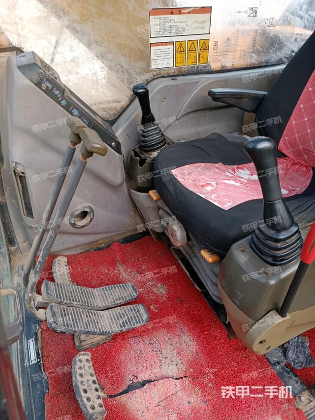 行走控制手柄和踏板?俯拍（駕駛室部分）