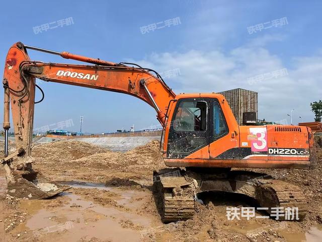 斗山DH220LC-7挖掘机