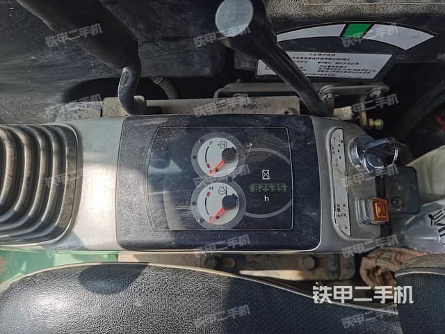 駕駛室整體(整機(jī)外觀) 駕駛室整體(整機(jī)外觀)