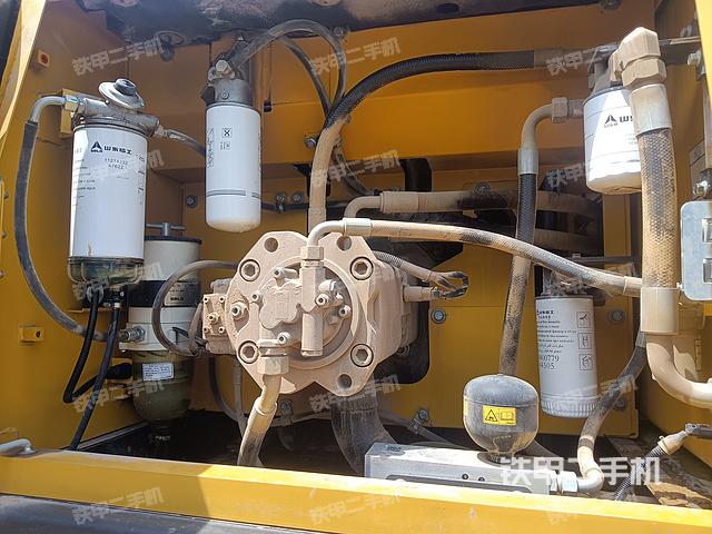 液压泵舱室正面整体（整机外观）