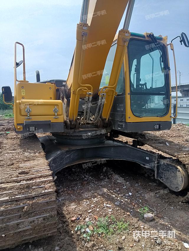 驾驶室整体(整机外观) 驾驶室整体(整机外观)