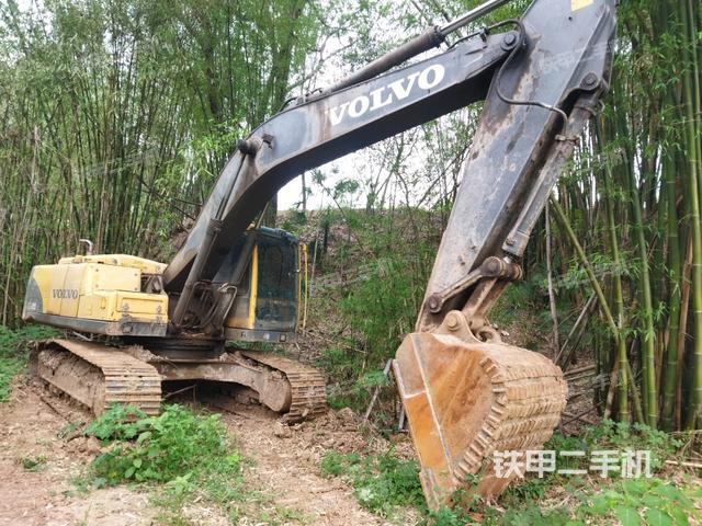 沃尔沃EC240B挖掘机