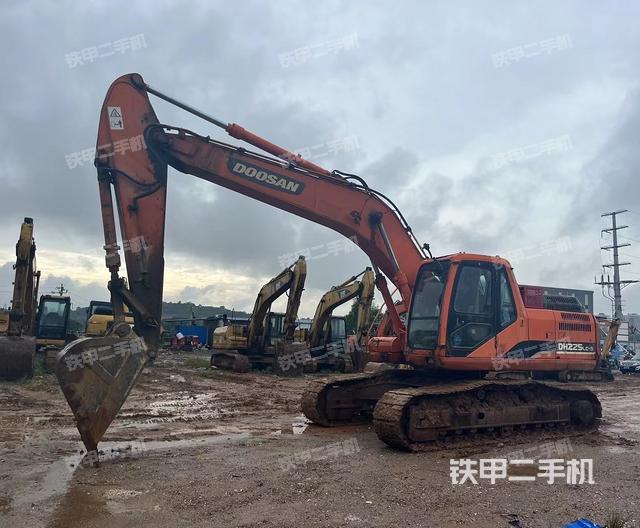 斗山DH225LC-9挖掘机