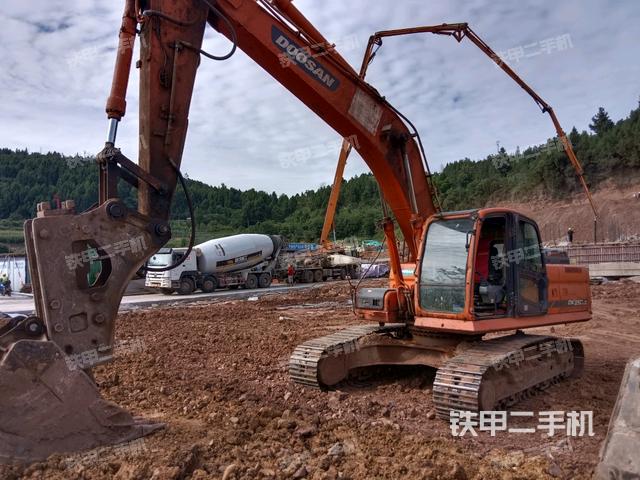 斗山DX260LC挖掘机