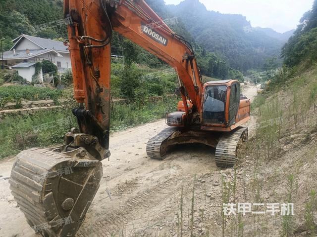 斗山DX260LC挖掘机