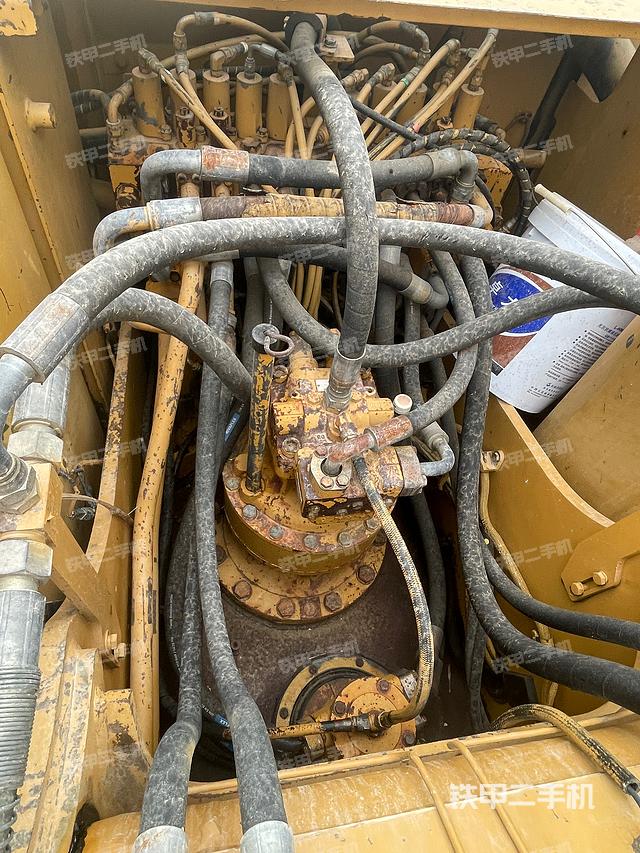 回转马达和主控阀（整机外观）