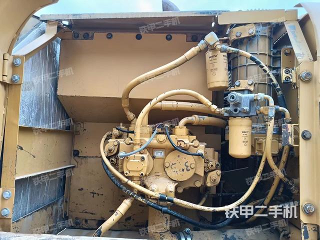 液压泵舱室正面整体(整机外观) 液压泵舱室正面整体(整机外观)