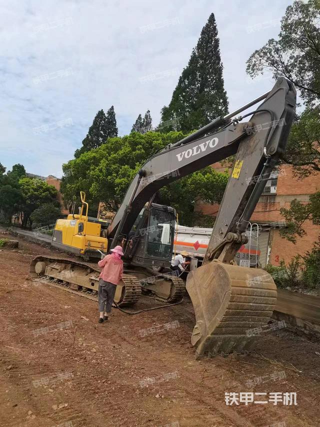 沃尔沃EC220D挖掘机
