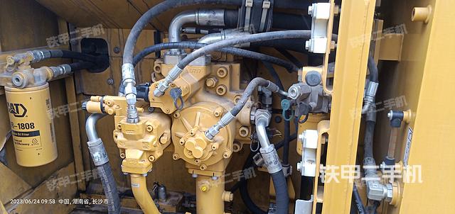 液压泵舱室正面整体（整机外观）