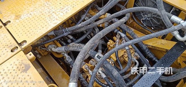 回转马达和主控阀（整机外观）