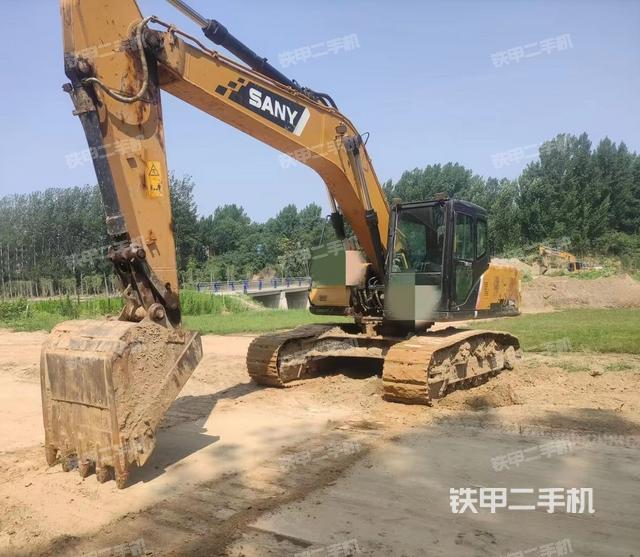三一重工SY215C挖掘机