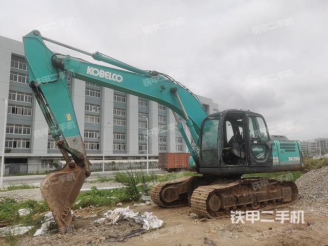 神钢SK200-8挖掘机