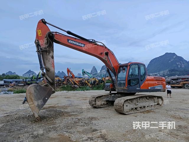 斗山DX220LC-9C挖掘机