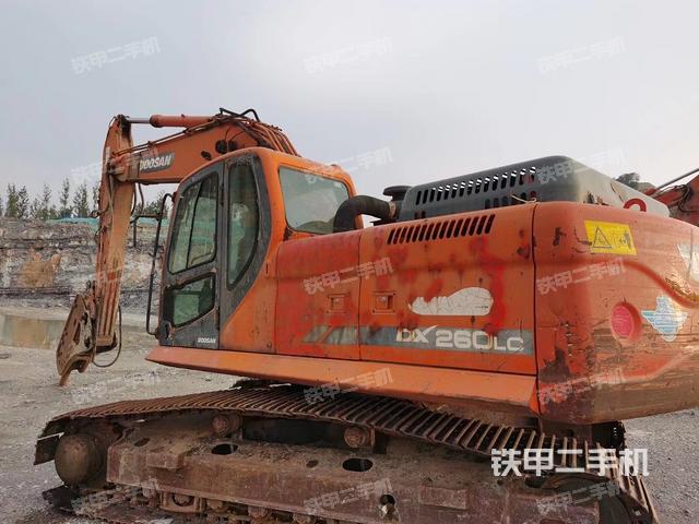 斗山DX260LC挖掘机