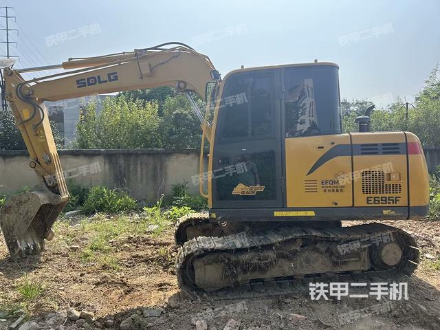 山东临工E675F挖掘机