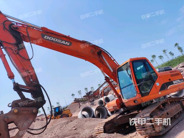 斗山DH215-9E挖掘机