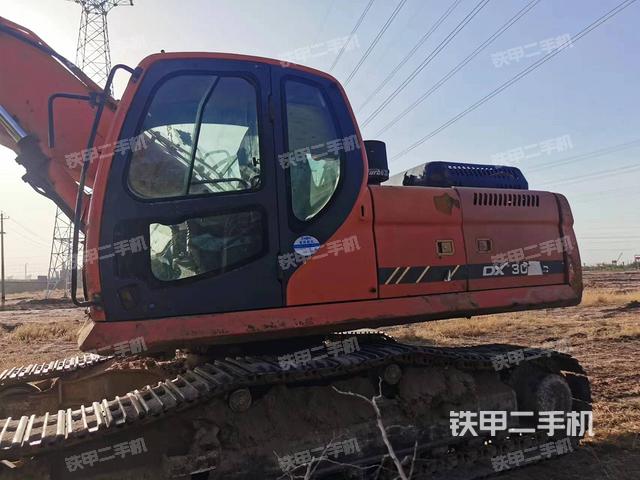 斗山DX260LC挖掘机
