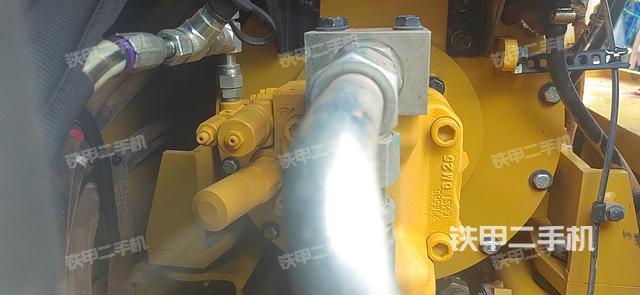 液压泵舱室正面整体（整机外观）