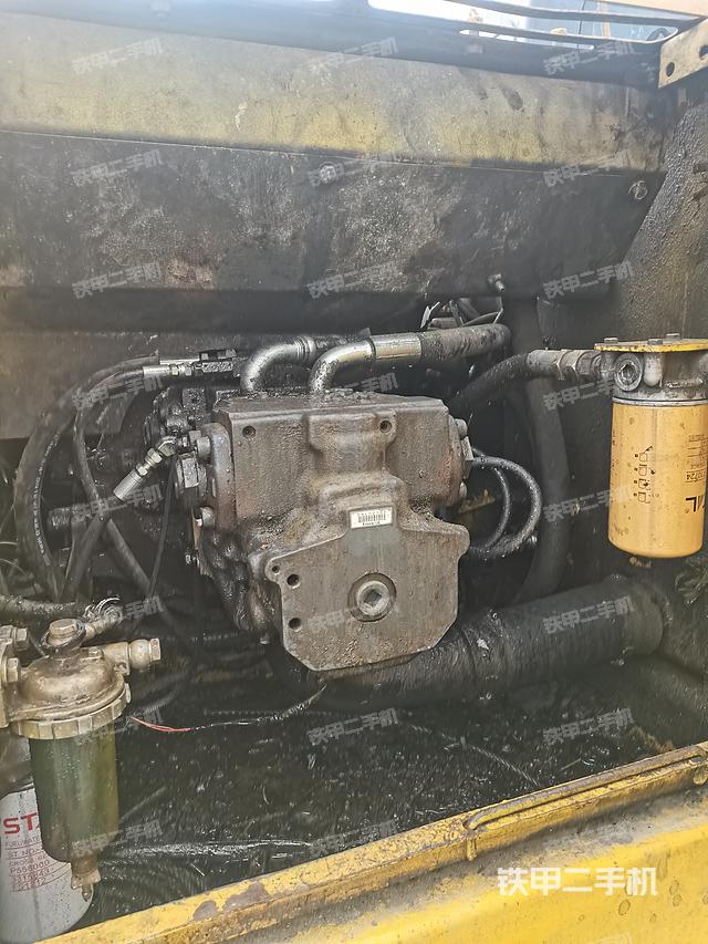 液压泵舱室正面整体（整机外观）